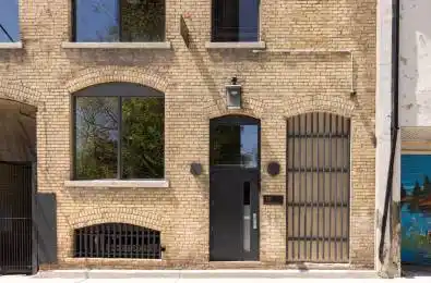 18 Gloucester Lane Toronto C08 Ontario M4Y 1L5