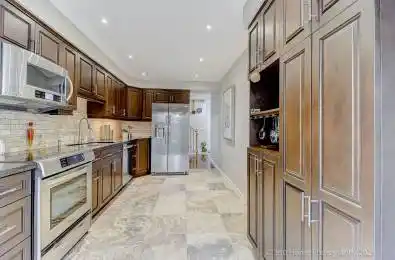 32 Heathcliffe Square Brampton Ontario L6S 5P7