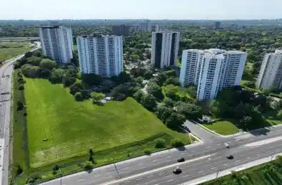 150 Graydon Hall Drive Unit# 412 Toronto C13 Ontario M3A 3B3