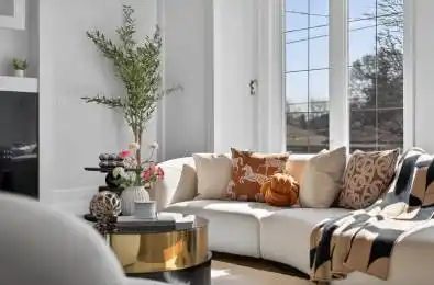 26 Madawaska Avenue Toronto C14 Ontario M2M 2P9